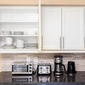 Spacious & Quiet 4bd House In Prime Location! Upper 2 Levels! , Mississauga Canada